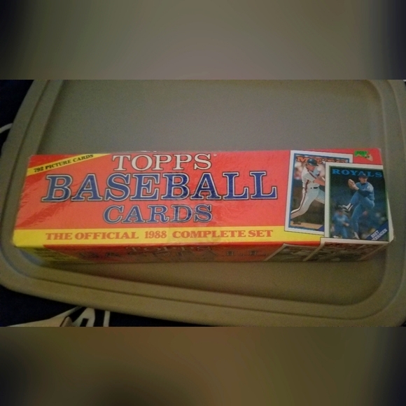 FACTORY SEALED 1988 TOPPS COLLECTOR CARDS SET - Picture 1 of 2